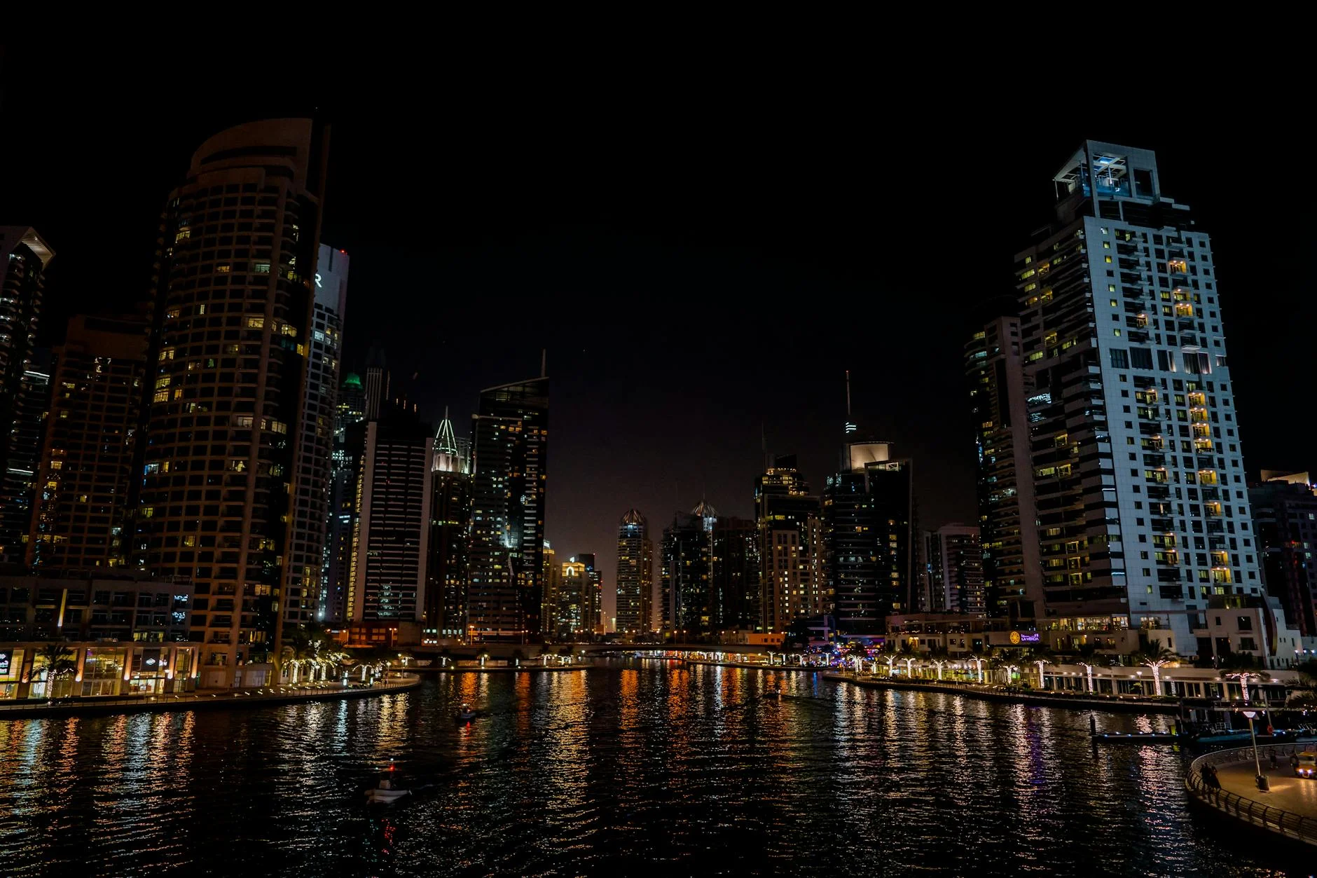 Skyline de Dubaï de nuit avec le Burj Khalifa
