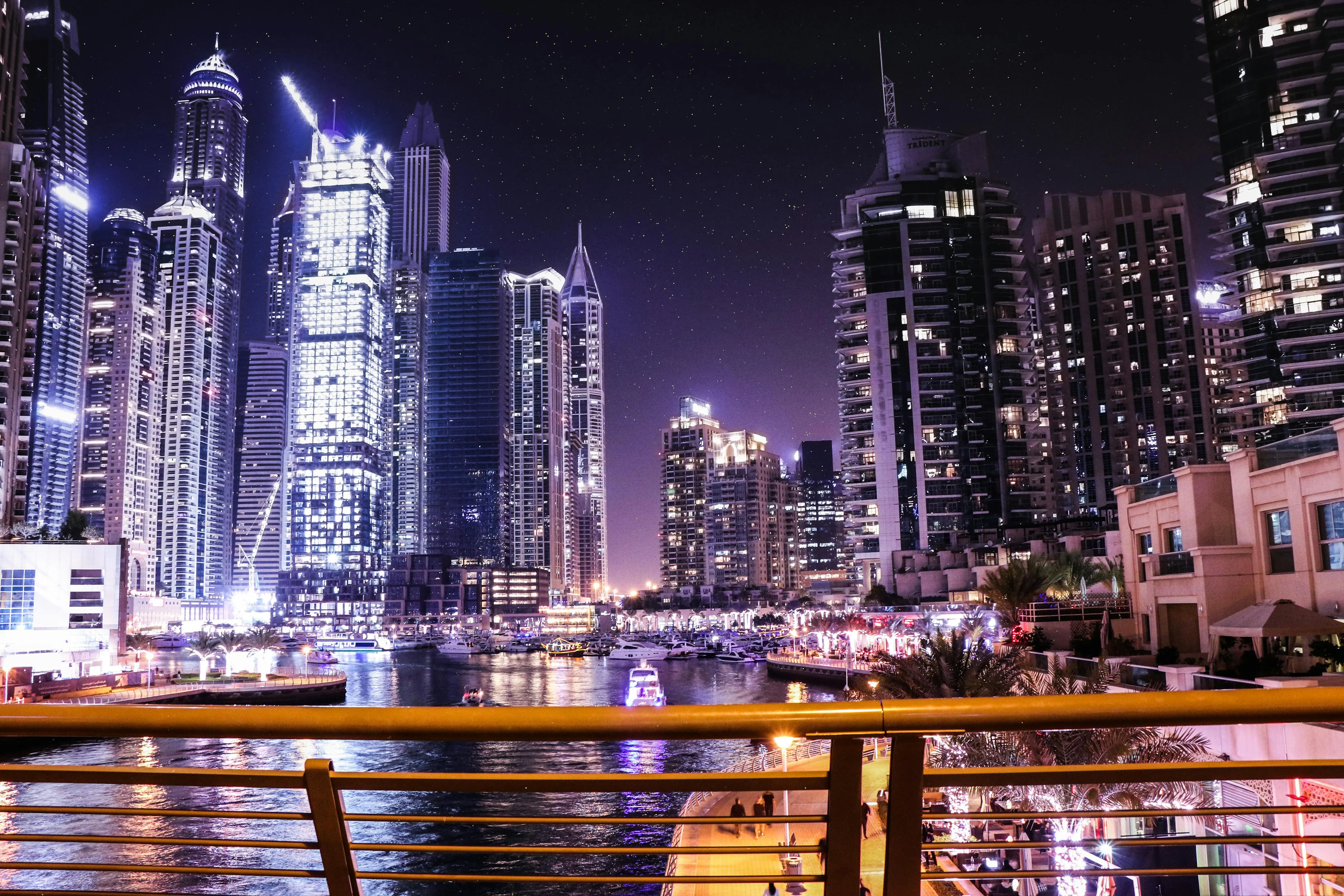 Skyline de Dubai Marina au crépuscule, quartier d’affaires premium
