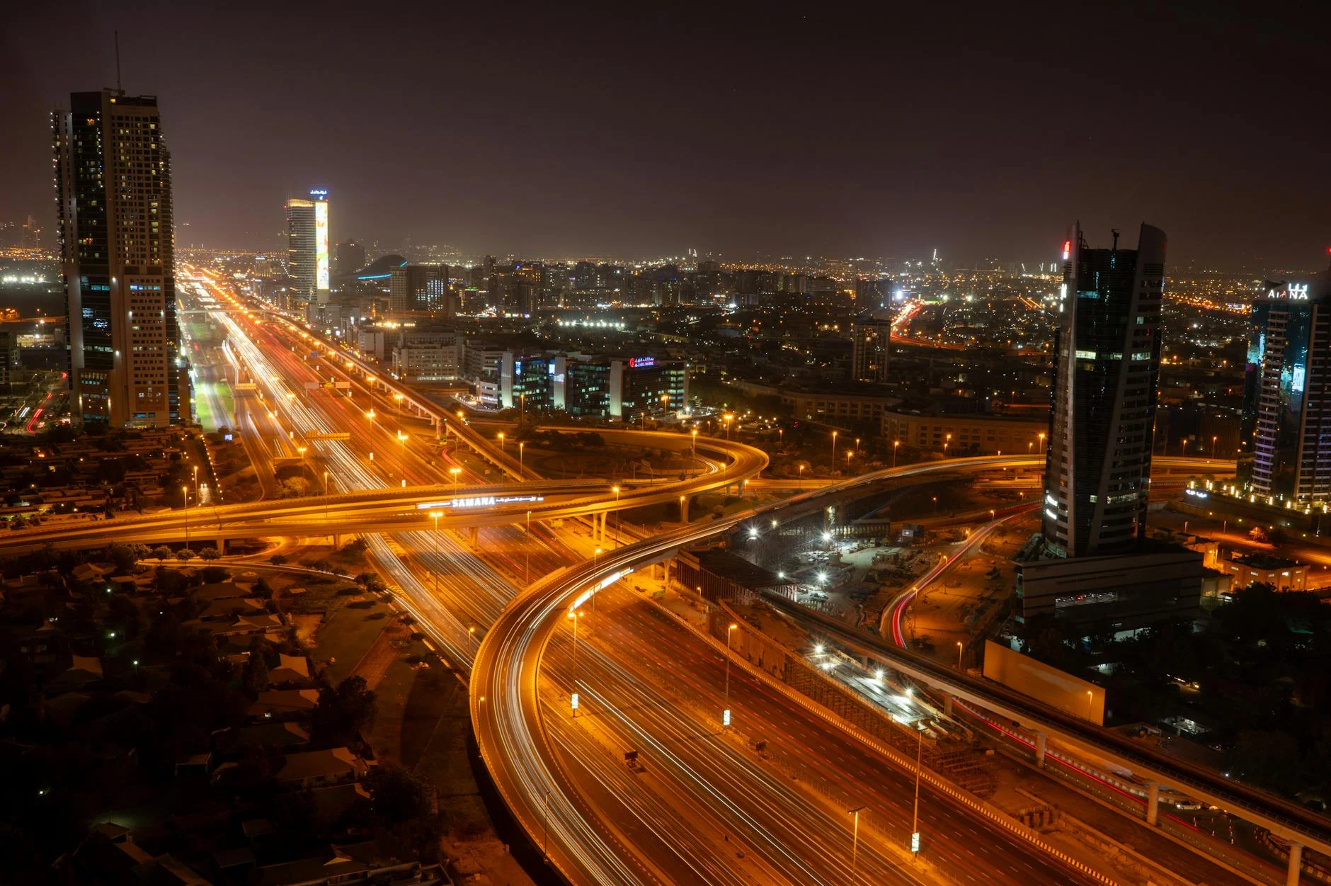 Skyline de Dubaï de nuit — quartier d’affaires premium